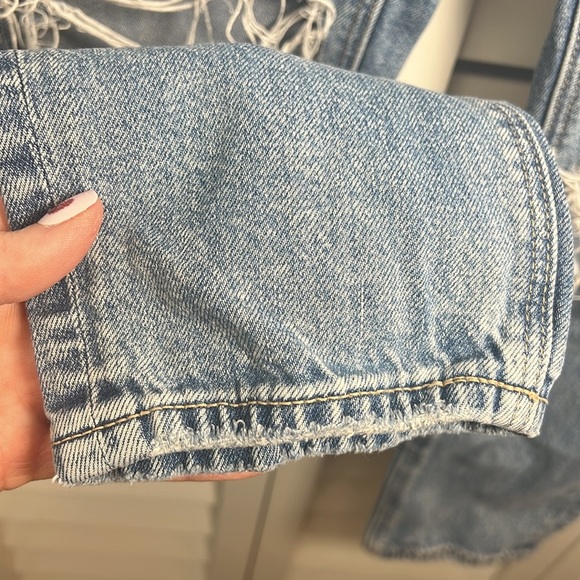 American Eagle High Rise Strigid Ripped Mom Jeans Size 4 Regular Medium Wash - Picture 9 of 14